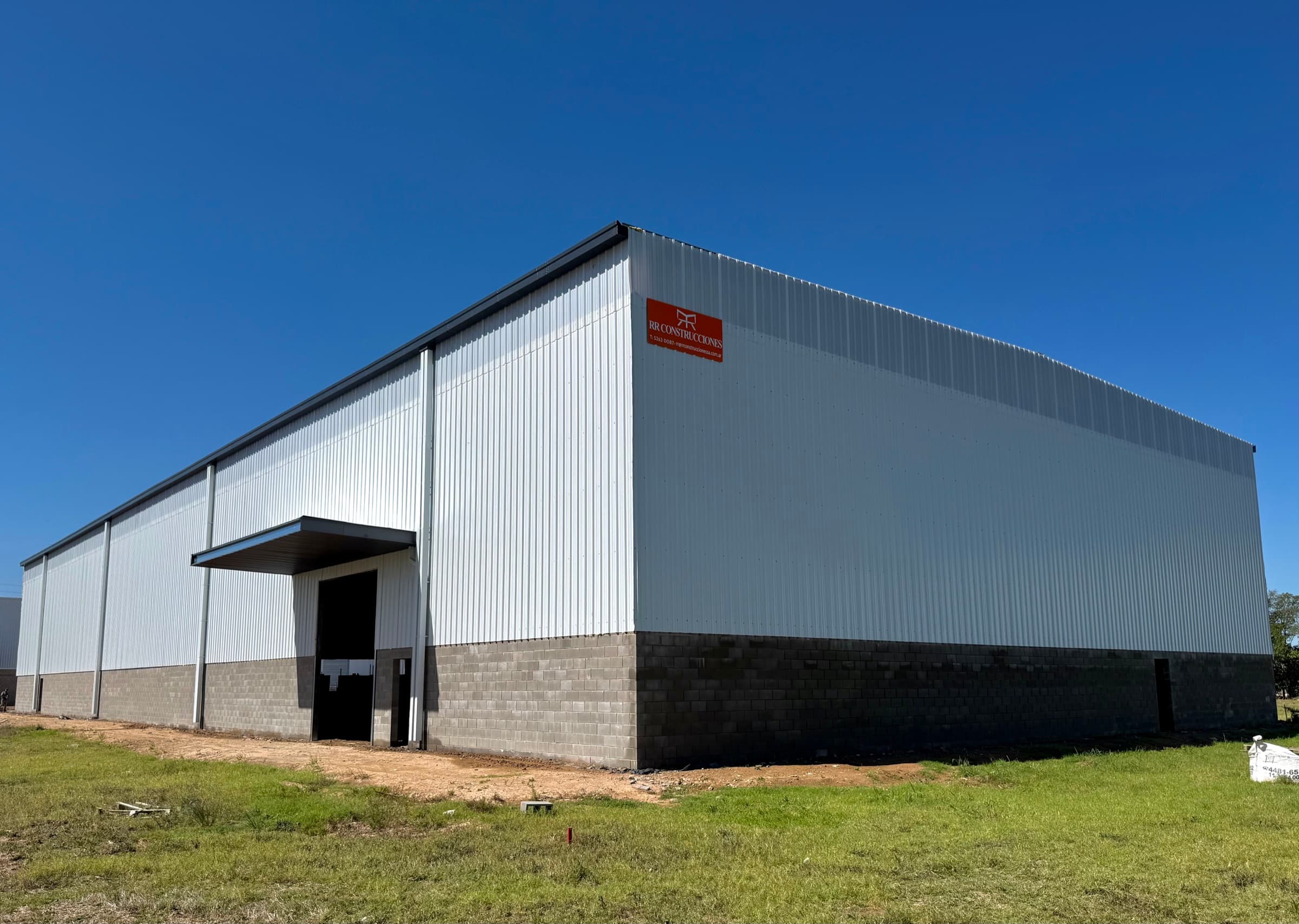 Fachada de la nave en obra, Parque Industrial Reconquista