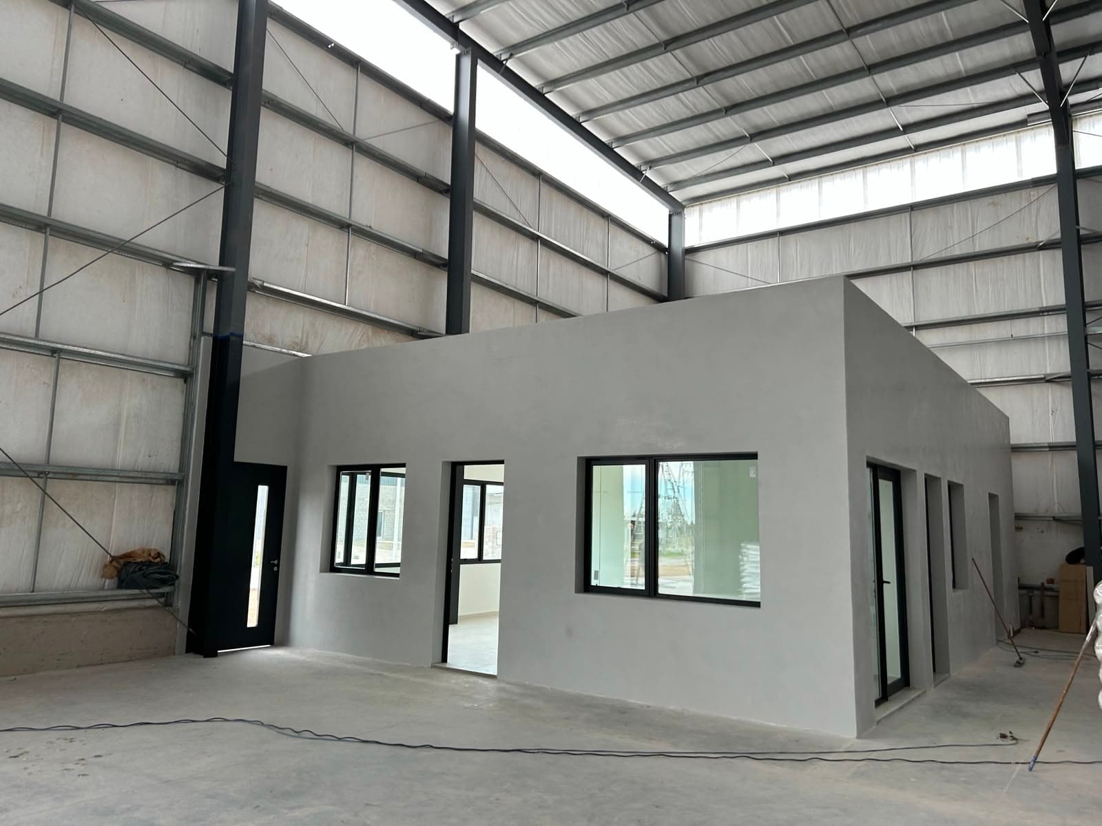 Bloque de oficinas de la nave en obra, Parque Industrial Reconquista